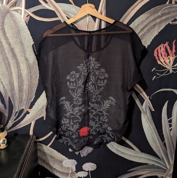 Gothic Snow White Top - Picture 2 of 2